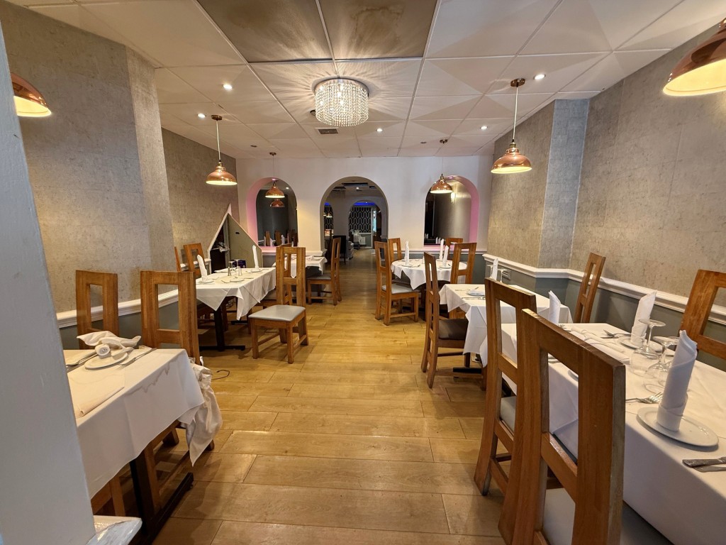 Lot: 104 - FREEHOLD RESTAURANT PREMISES WITH FLAT SOLD ON LONG LEASE - seating area